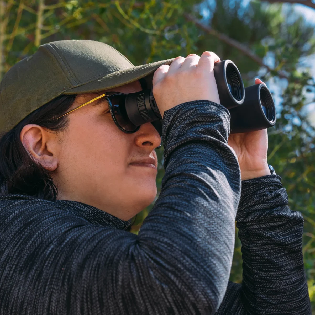 BARSKA (AB12804) 10x42mm Level ED Waterproof Open Bridge Binoculars - Image 2